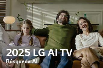 Se ve el título, 2025 LG AI TV, Búsqueda AI. Una familia de tres personas sentada en el sofá de la sala de estar