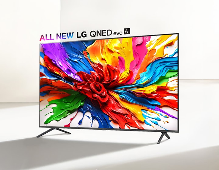 LG QNED TV sobre un soporte en un espacio en el que predomina el color blanco. En la pantalla de la TV hay una colorida salpicadura de pintura que muestra cómo las QNED TV pueden ofrecer una amplia variedad de colores vibrantes con un agradable contraste. El logotipo LG QNED evo AI completamente nuevo está ubicado sobre la TV. 