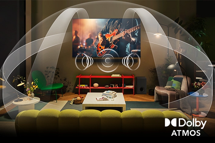 Sala con poca luz con OLED LG TV y LG Soundbar. Primer plano de una guitarra eléctrica sonando. Gráficos muestran cómo Dolby Atmos llena el espacio con sonido envolvente desde cualquier dirección. Logotipo de Dolby Atmos en la esquina inferior.