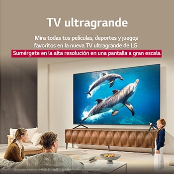 Una familia sentada en el sillón frente a una LG QNED TV situada sobre un soporte de televisión; una pequeña niña señala la pantalla que muestra dos delfines. El título habla de cómo puede disfrutar de la alta resolución en una pantalla gigante.