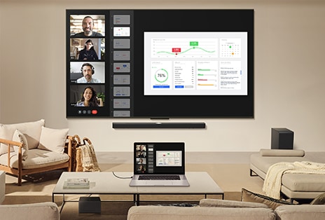 Televisor LG montado en la pared sobre una barra de sonido LG. Zero Connect Box colocado debajo de una mesa de centro.