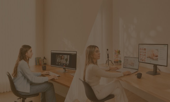 Un banner en pantalla dividida que muestra a una madre y su hija en sus respectivos espacios de trabajo: a la izquierda, una hija adolescente con suéter azul sentada en un escritorio de madera participando en una videollamada en un monitor; a la derecha, la madre trabajando con una computadora portátil y un monitor grande que exhibe contenido de belleza y cosméticos.