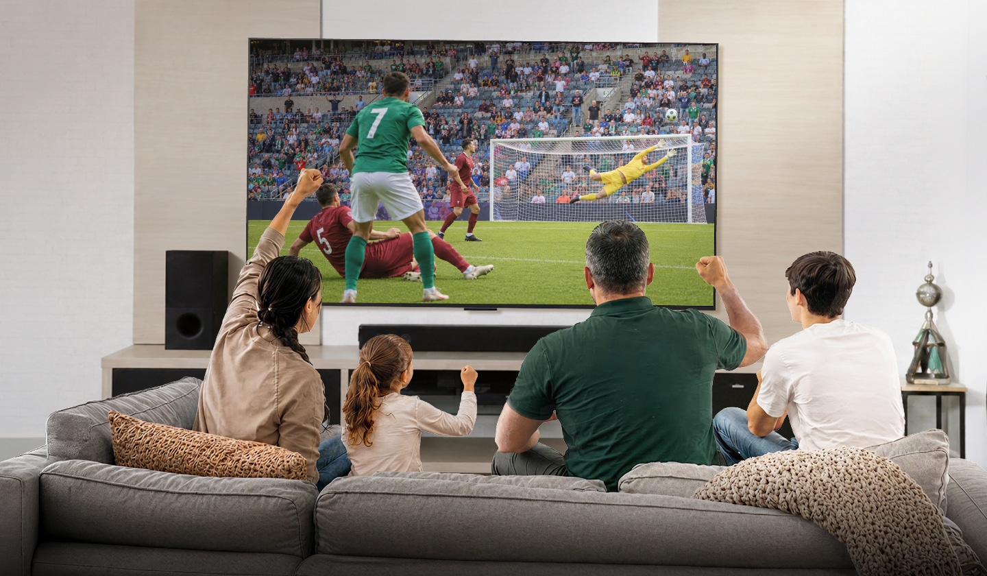 Una familia reunida en la sala, viviendo el partido en un TV LG de grandes pulgadas como si estuvieran en el estadio.