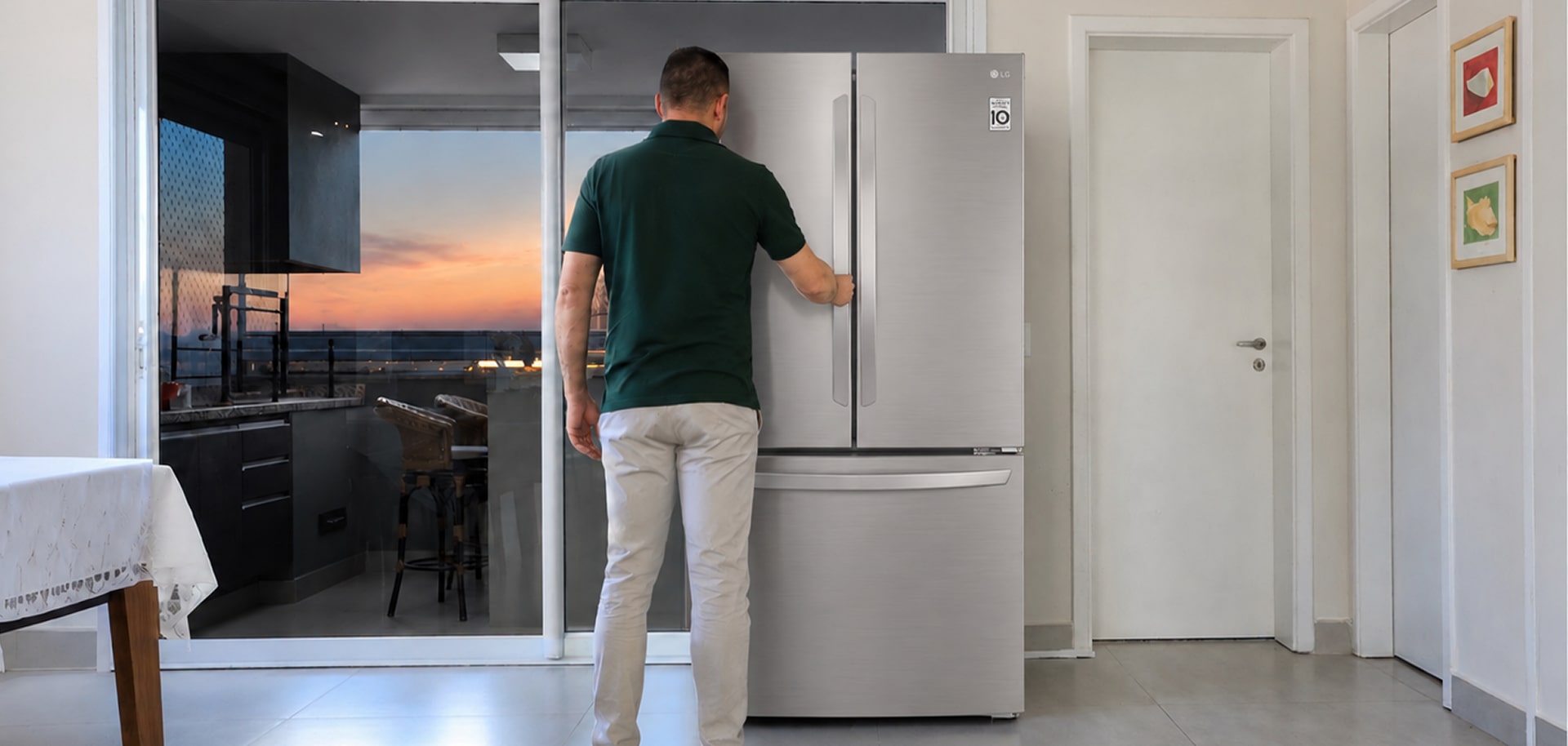 Marcos Aurélio Galeano revisa ingredientes dentro de un refrigerador abierto.