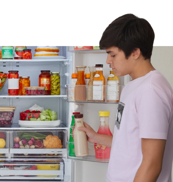 El hijo de Marcos utiliza el dispensador de agua de un refrigerador LG.