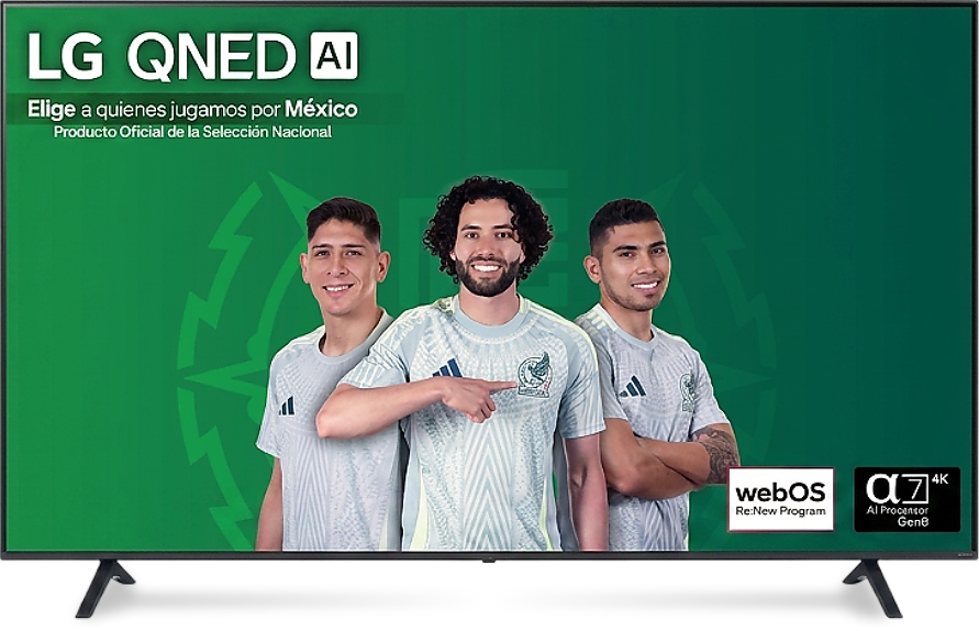 Un televisor LG QNED AI que muestra en pantalla a jugadores de la Selección Nacional de Fútbol de México, junto con el logotipo de webOS Re:New program y el logotipo del procesador Alpha 7 AI Gen 8