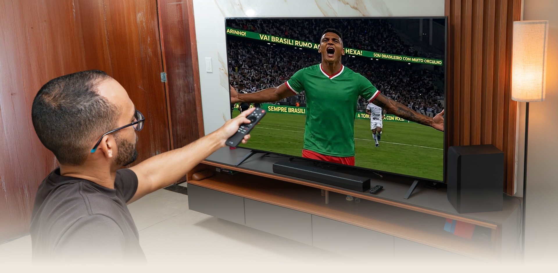 Rapael viendo un partido de fútbol vibrante en una LG QNED TV