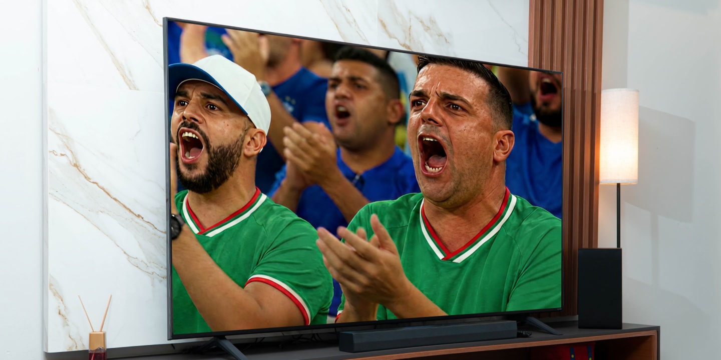 Multitudes nítidas de fútbol dentro de la pantalla de una LG QNED TV