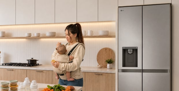 Imagen de una persona con electrodomésticos LG