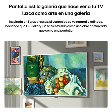 El LG Gallery TV AI con marco LX7 ART TV con pantalla tipo galería sin reflejos está montado en una pared blanca, mostrando una naturaleza muerta con jarrones y frutas, rodeado de diversas obras enmarcadas en un ambiente similar al de una galería.