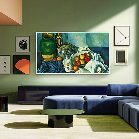 El LG Gallery TV AI con marco LX7 ART TV está montado en la pared de la sala con un marco acoplable Warm Walnut. En la pantalla se muestra una pintura de naturaleza muerta que hace que la habitación parezca una galería.