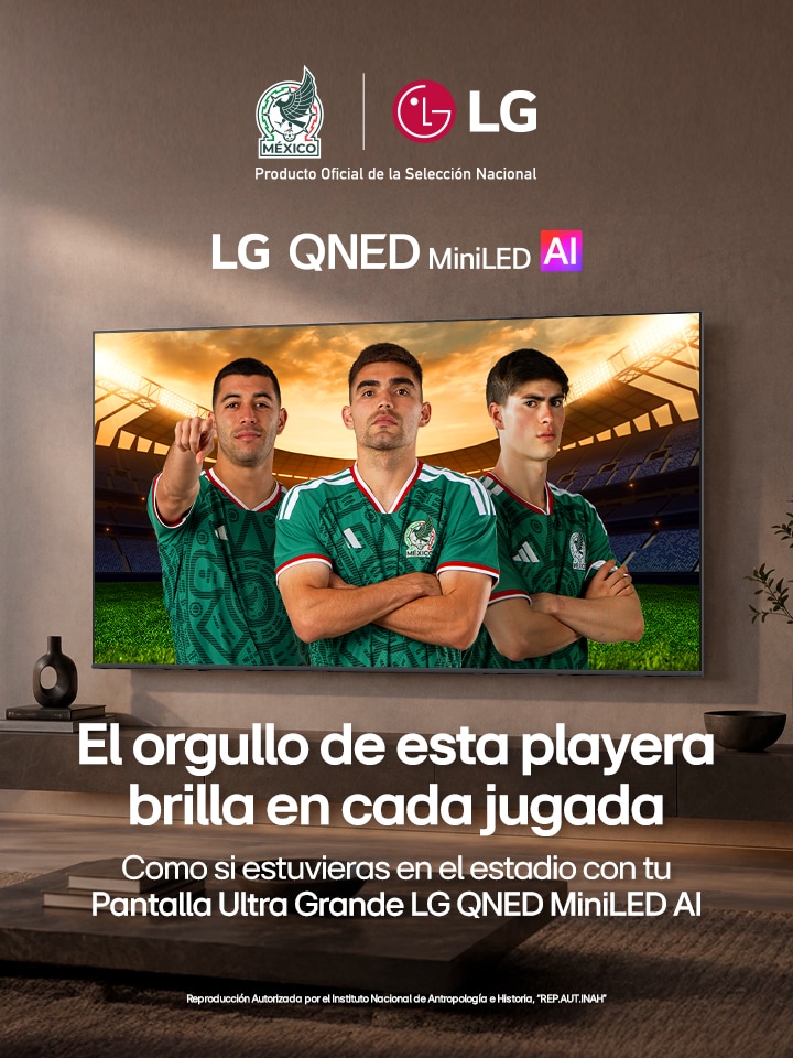 Una familia está viendo una brillante escena acuática en una LG QNED TV con una LG Soundbar, en una sala iluminada y natural.