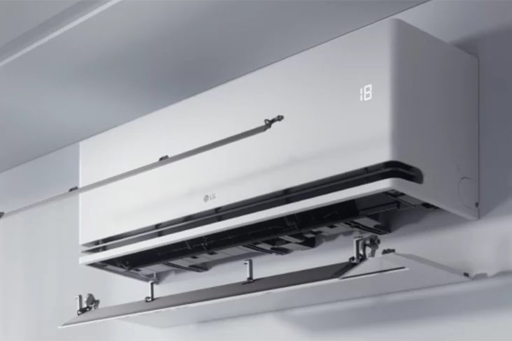 Hình ảnh cận cảnh điều hòa không khí LG treo tường với tấm đáy được mở ra để bảo trì hoặc vệ sinh.