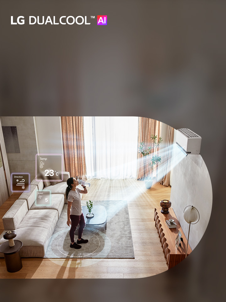 LG DUALCOOL AI que muestra un aire acondicionado enfriando una habitación, con una mujer bebiendo agua.