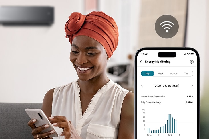Mujer que utiliza la aplicación LG ThinQ con kW Manager para supervisar el consumo de energía y ver gráficos de consumo en su teléfono.    
