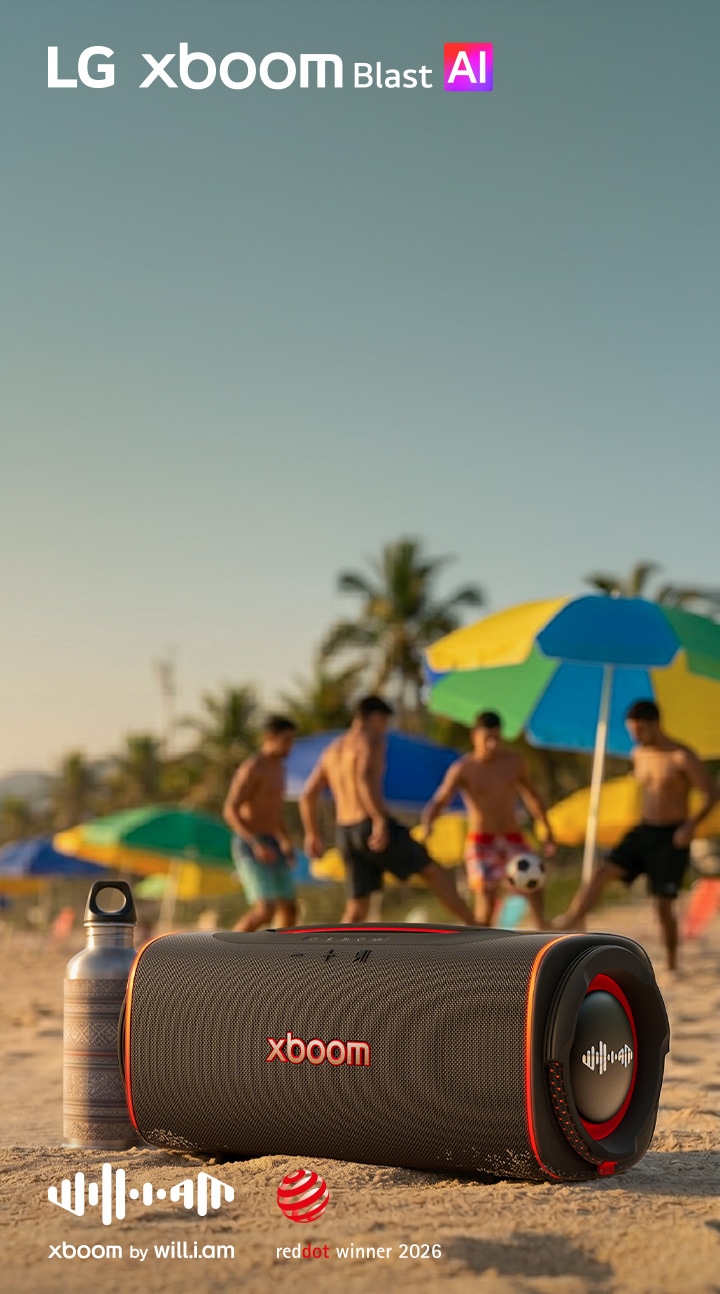 Bocina portátil LG xboom Blast en la playa, diseñado para ofrecer un sonido potente en exteriores con el sello xboom Signature Sound by will.i.am.