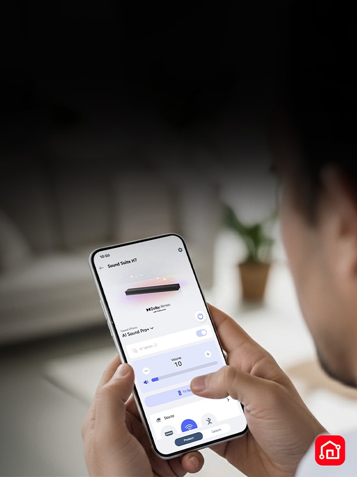 Una persona con un teléfono inteligente en la que se ve abierta la aplicación LG ThinQ, mostrando el sencillo manejo de LG Sound Suite