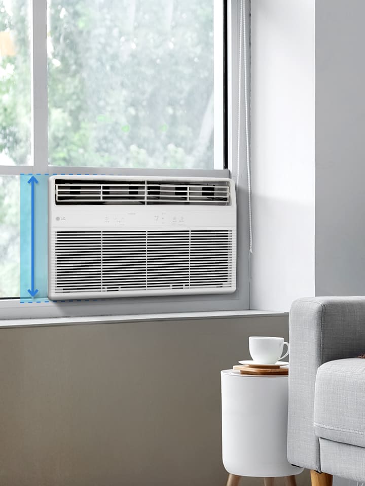 Aire acondicionado de ventana LG instalado en una sala de estar luminosa, con una flecha que indica la altura de ventana requerida.