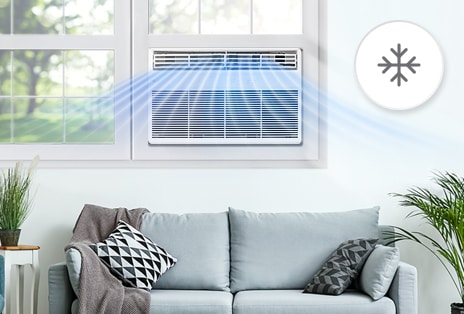Aire acondicionado de ventana LG en modo frío, expulsando aire fresco hacia una sala de estar luminosa con un sofá y plantas.