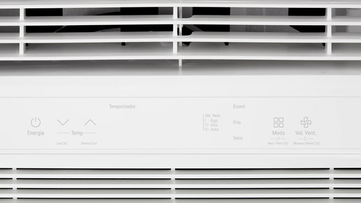 Primer plano del panel de control de un aire acondicionado de ventana LG, mostrando diversos modos y ajustes de temperatura.