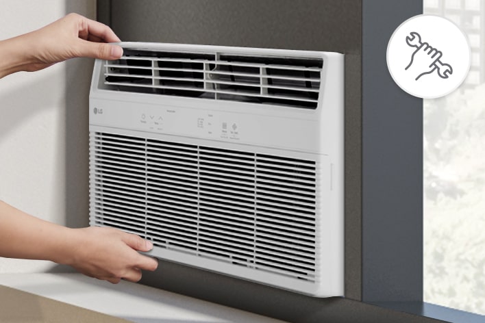 Manos instalando un aire acondicionado de ventana LG utilizando el kit de instalación incluido.