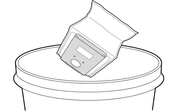 Throw away the dust bag Prepare a new dust bag To avoid odors do not reuse the dust bags