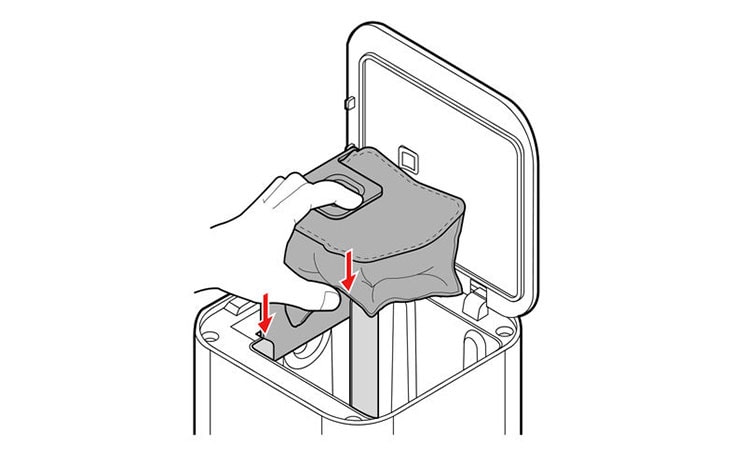 Prepare una bolsa nueva. Introduzca la bolsa completamente por los rieles hasta escuchar un clic. Si no se inserta una bolsa, la puerta no cerrará. Asegúrese de insertar una bolsa nueva después de desechar la usad
