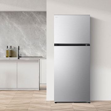Refrigerador LG con congelador superior en una cocina moderna, que combina eficiencia energética con un diseño elegante y compacto para su conveniencia cotidiana.