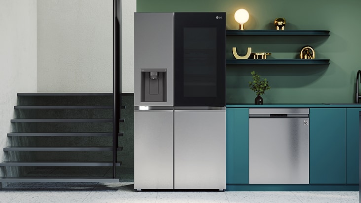 Refrigerador LG de dos puertas en una cocina moderna, con un diseño elegante, dispensador de agua e InstaView para mayor comodidad y almacenamiento organizado.