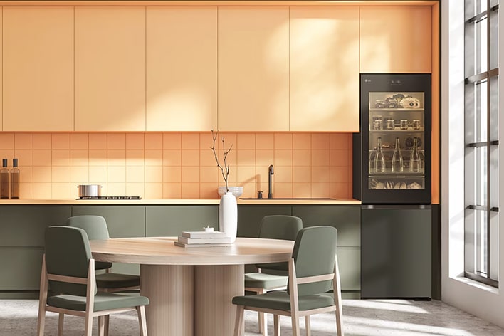 El refrigerador LG se integra perfectamente en una cocina moderna y elegante con tonos cálidos, lo que demuestra su flexibilidad de diseño y sus soluciones de almacenamiento de primera calidad.