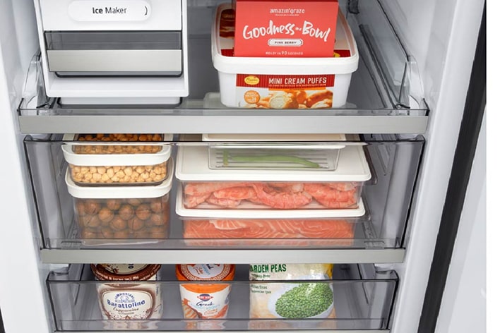 Sección de congelador LG perfectamente organizada con helados, chícharos, garbanzos y camarones en cajones transparentes, lo que garantiza la frescura y un fácil acceso.