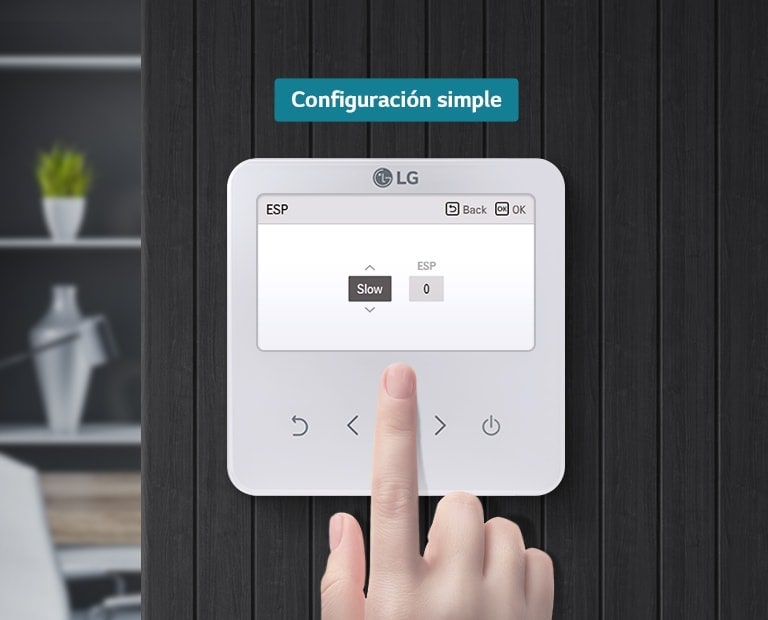 Una mano se engancha con el controlador remoto, que está montado en una pared negra. La pantalla del controlador muestra las opciones 'Slow' y 'ESP'.