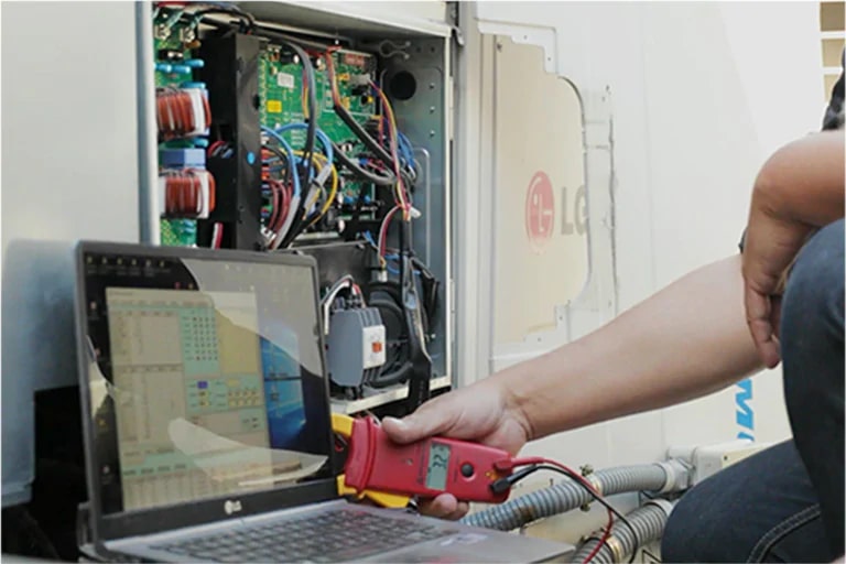 Un ingeniero está comprobando la unidad exterior Multi V.