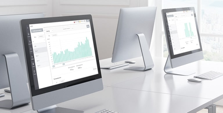 La interfaz del Controlador Central de HVAC de LG se muestra en un entorno de oficina moderna con computadoras, enfocándose en la navegación de energía.