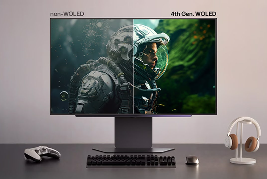 Monitor LG que compara escenas de astronauta non-WOLED y WOLED de 4.ª gen. ilustra mejora en color y brillo.