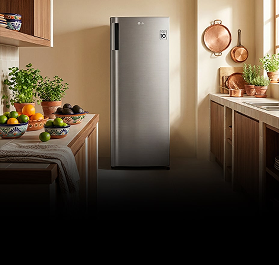 Refrigerador de una sola puerta colocado en una cocina con tonos de madera cálidos.