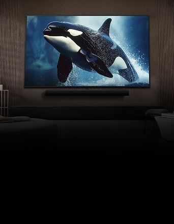 Televisor LG con una pantalla de gran tamaño montado en la pared sobre una barra de sonido LG en una sala de estar de estilo moderno.