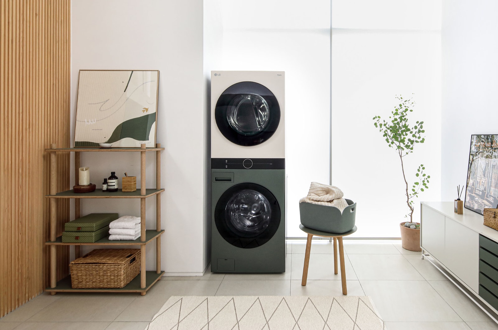 La LG WashTower® WK22GBS6E en color Verde/Beige (Lavadora 22 kg, Secadora 22 kg), instalada en un moderno cuarto de lavado.