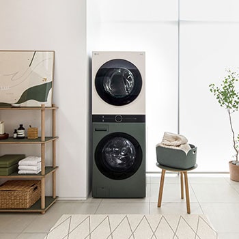 La LG WashTower® WK22GBS6E en color Verde/Beige (Lavadora 22 kg, Secadora 22 kg), instalada en un moderno cuarto de lavado.