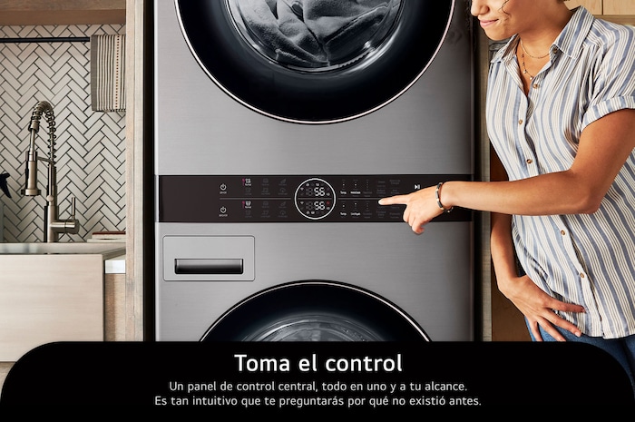 La LG WashTower® WK22VKS6E en Acero Inoxidable, mostrando a una usuaria accediendo fácilmente al panel de control central. Lavadora de 22 kg, Secadora de 22 kg.