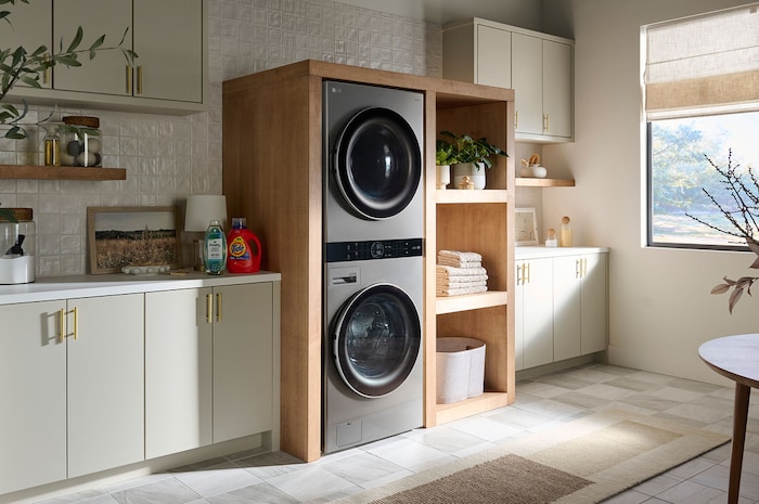 La LG WashTower® WK22VKS6E en Acero Inoxidable (Lavadora 22 kg, Secadora 22 kg), instalada en un moderno cuarto de lavado.