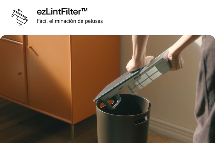 Lavasecadora LG WH25BFXS6B con **ezLintFilter™**: una mano retira el filtro de pelusas de fácil limpieza de la máquina y lo vacía en un bote de basura.