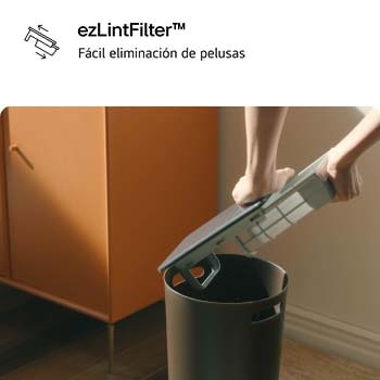 Lavasecadora LG WH25BFXS6B con **ezLintFilter™**: una mano retira el filtro de pelusas de fácil limpieza de la máquina y lo vacía en un bote de basura.