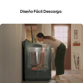 Una mujer descargando ropa fácilmente de la lavadora LG WT25EWTX6, gracias al diseño ergonómico de la tina (Diseño Fácil Descarga).
