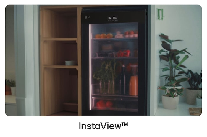 Refrigerador LG InstaView GB35BVB Essence Black Steel, mostrando el panel de vidrio iluminado y el contenido interno, promueve ahorro de energía.