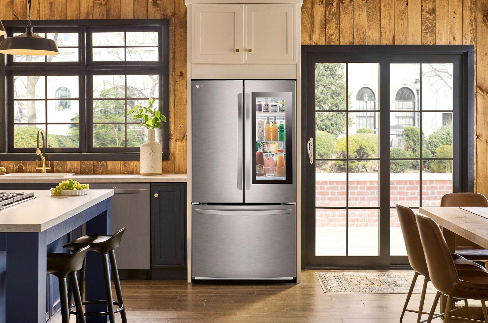 Refrigerador InstaView French Door LG GM39BVP Prime Silver, muestra el panel InstaView Door-in-Door iluminado, integrado en una cocina moderna con revestimiento de madera.