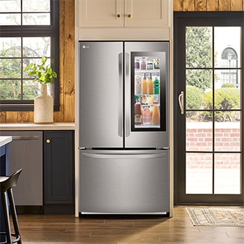 Refrigerador InstaView French Door LG GM39BVP Prime Silver, muestra el panel InstaView Door-in-Door iluminado, integrado en una cocina moderna con revestimiento de madera.