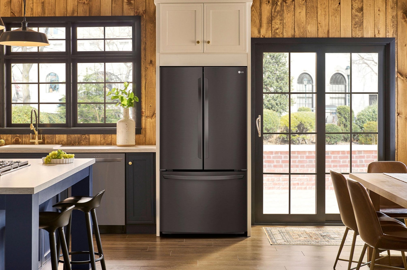 Refrigerador French Door LG GM39BT Negro Mate, integrado en una cocina rústica con paneles de madera, destacando su diseño elegante y minimalista.