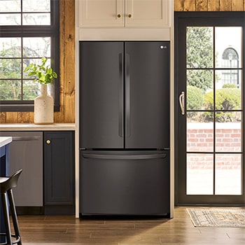 Refrigerador French Door LG GM39BT Negro Mate, integrado en una cocina rústica con paneles de madera, destacando su diseño elegante y minimalista.