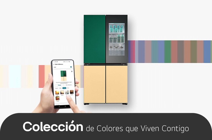 Refrigerador MoodUP™ LG GM92BVM con paneles verdes y amarillos, mostrando una mano que controla la personalización del color a través de la aplicación LG ThinQ™ en un smartphone.